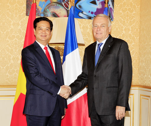 Ngày 25-9, tại Phủ Thủ tướng Pháp, Thủ tướng Cộng hòa Pháp Jean - Marc Ayrault tiếp đón Thủ tướng Nguyễn Tấn Dũng
