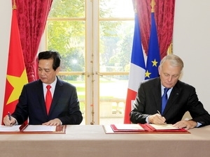 PM Nguyen Tan Dung and French Prime Minister Jean-Marc Ayrault sign joint statement.