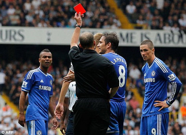 Arsenal đòi lại ngôi đầu, Địa chấn ở Old Trafford