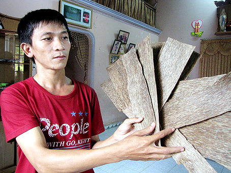 Anh Đinh Cao Nhật, chủ cơ sở làm trầm xã Phú Sơn đang giới thiệu trầm lấy từ dó bầu. Ảnh: H. Giang