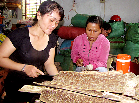 Công nhân sản xuất trầm tại Tân Phú.