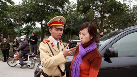 A policeman makes a alcohol test to a driver in Ha Noi