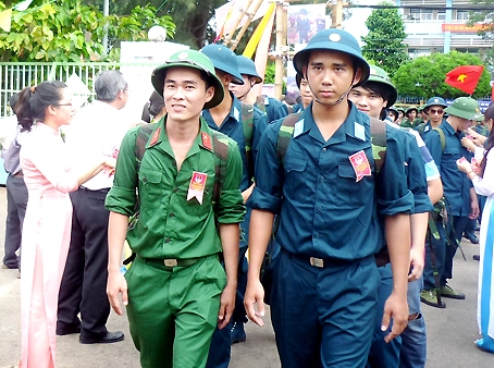 Trình độ thanh niên nhập ngũ của Đồng Nai khá cao. Trong ảnh: Thanh niên TX. Long Khánh trong ngày nhập ngũ.