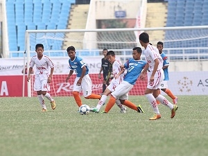 Pha tranh bóng trong trận U13 Viettel (áo trắng) và U13 Indonesia 2.