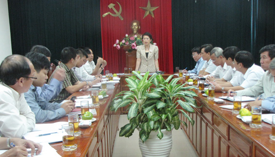 Phó chủ tịch UBND tỉnh Phan Thị Mỹ Thanh phát biểu tại buổi làm việc.