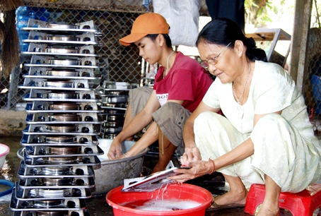 Bà Phạm Thị Xuân với công việc hàng ngày. Ảnh: N.Sơn