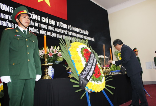 Thắp hương viếng Đại tướng