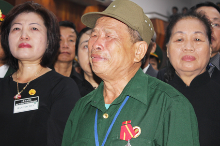 Người dân Quảng Bình khóc thương tiễn đưa Đại tướng về với đất mẹ.