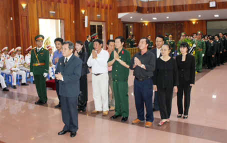 Thầy thuốc nhân dân Từ Thanh Chương và các đại biểu Hội đồng hương tỉnh Quảng Bình tại Đồng Nai viếng Đại tướng tại Nhà tang lễ tỉnh Quảng Bình.