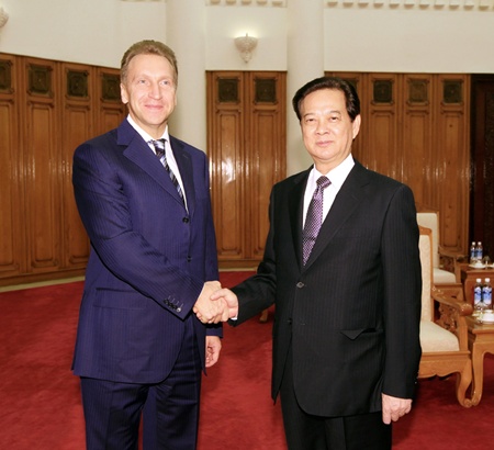 Prime Minister Nguyen Tan Dung meets visiting Russian First Deputy Prime Minister Igor Shuvalov who came to Viet Nam to attend an intergovernmental committee session yesterday