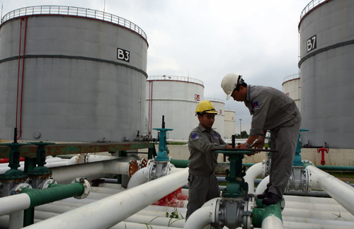 Vận hành thiết bị cung cấp xăng dầu tại Xí nghiệp Tổng kho Xăng dầu Nhà Bè tại TP Hồ Chí Minh. Ảnh: TTXVN