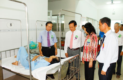 Ban lãnh đạo Sở Y tế thăm phòng cấp cứu của bệnh viện