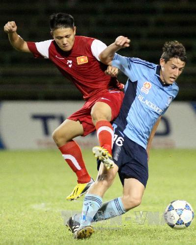 Một pha tranh chấp giữa cầu thủ hai đội U21 Việt Nam và U21 Sydney FC. (Nguồn: Quang Nhựt/TTXVN)