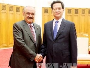 Prime Minister Nguyen Tan Dung and Kuwaiti Oil Minister Mustafa Al-Shamali