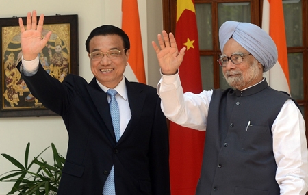 Ngày 20/5, tại New Delhi, Thủ tướng Ấn Độ Manmohan Singh (phải) có cuộc gặp với Thủ tướng Trung Quốc Lý Khắc Cường (trái). Ảnh: AFP-TTXVN