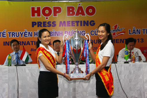 Giới thiệu chiếc cúp vô địch của giải