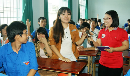 Đội tuyên truyền xung kích giao lưu với sinh viên Trường đại học Lạc Hồng
