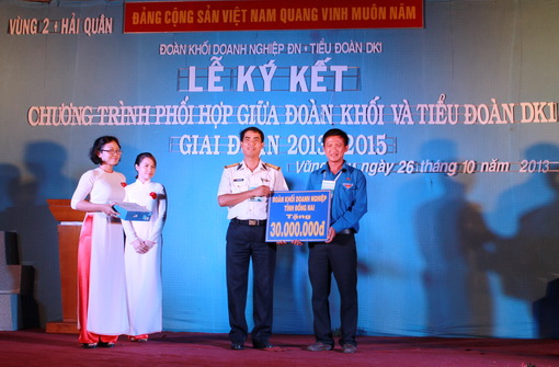 Anh Lý Trung Kiên, Bí thư Đoàn khối Doanh nghiệp tỉnh  trao biểu trưng số tiền ủng hộ 30 triệu đồng cho lãnh đạo Tiểu đoàn DK1