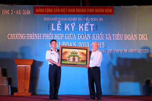 Ông Huỳnh Văn Tố, Bí thư Đảng ủy khối Doanh nghiệp trao tặng bức tranh Văn miếu Trấn Biên cho lãnh đạo Tiểu đoàn DK
