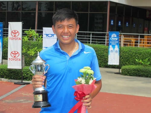 Hoàng Nam với chiếc Cúp ITF Junior G2 tại Thái Lan.