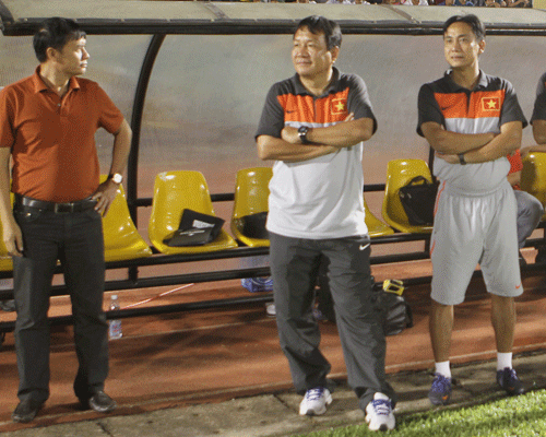 Ông Trương Hải Tùng (trái) và HLV Hoàng Văn Phúc (giữa) bị mất ghế. Trợ lý Phùng Thanh Phương (phải) tạm nắm quyền U23 Việt Nam. 