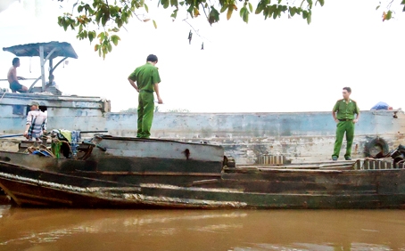 Lực lượng công an tiến hành kiểm tra bãi cát của Doanh nghiệp tư nhân Trường Nguyên.