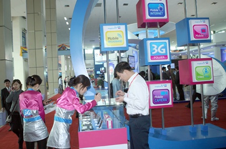 A client tests Vinaphone mobile phones at a recent exhibition in Ha Noi. VNPT will keep one of its two giant mobile networks, Vinaphone or Mobifone, but let the other spin-off.