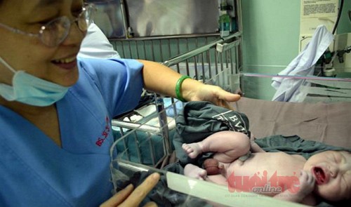 A baby was born at 0:00am on Nov. 1 at Hung Vuong hospital in Ho Chi Minh City.