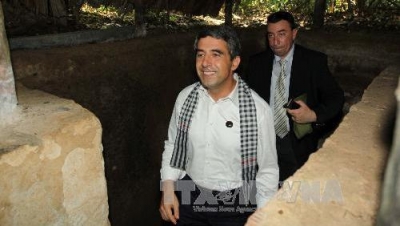 Bulgarian President Rosen Plevneliev (in white) visits Cu Chi underground tunnel.