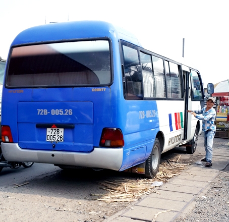 Sự lộng hành của xe buýt giả gây khó khăn cho xe buýt thật.