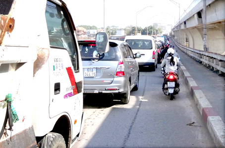 Phân luồng để giảm tải cầu Hóa An