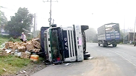 Lật xe chở trái cây, thiệt hại nặng