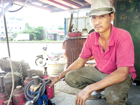 Vá xe giúp người