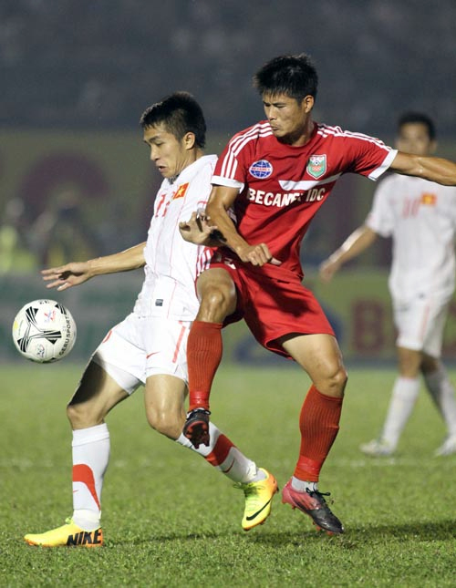 Lối chơi của U.23 Việt Nam (trái) đã nhuần nhuyễn, ăn ý hơn.  Ảnh: T.L