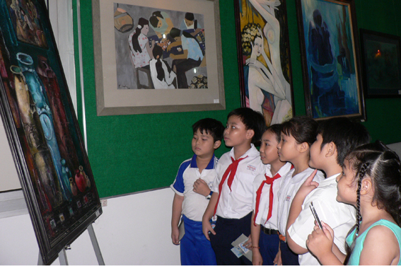 Các em học sinh trong thành phố Biên Hòa đến xem triển lãm.