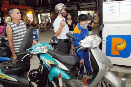 People buy petrol at a station in Ha Noi. Domestic fuel retail prices will not be reduced despite a fall in global prices