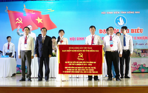 Đồng chí Trần Đình Thành trao tặng bức trướng chúc mừng đại hội