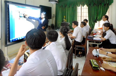 Giáo viên Trường THPT chuyên Lương Thế Vinh (TP.Biên Hòa) sử dụng thành thục bảng tương tác trong giờ dạy môn Tiếng Anh.