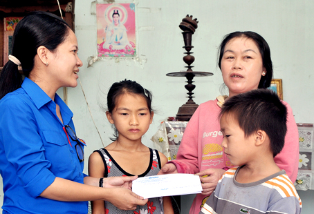 Tặng quà cho 2 em Tốt, Đẹp