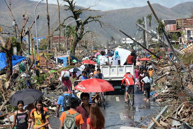 Cảnh đổ nát sau khi bão Haiyan đi qua thành phố Tacloban, miền trung Philippines ngày 10/11. (Nguồn: AFP/TTXVN)