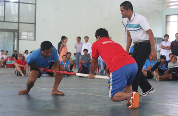 Đồng Nai (áo đỏ) ở môn đẩy gậy