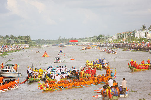 Đua ghe Ngo diễn ra trên đoạn sông Nguyệt Giang (TP. Sóc Trăng)