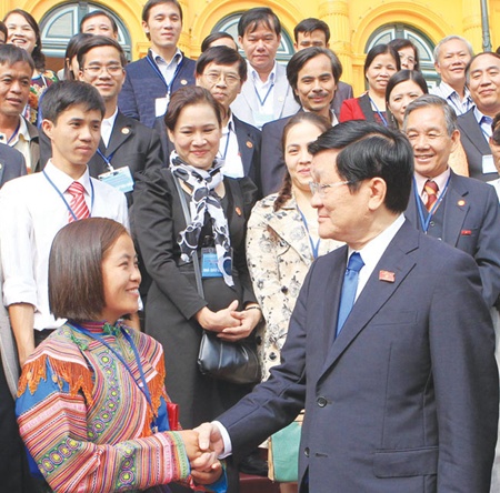 State President Truong Tan Sang meets outstanding teachers in Ha Noi on Saturday. 