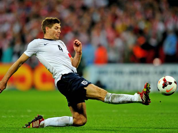 Man United khủng hoảng tuyến giữa, Gerrard xấu hổ khi san bằng kỷ lục của Bobby Moore