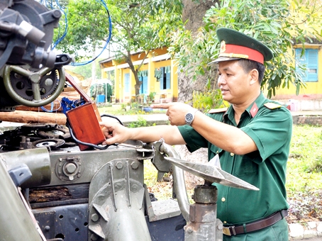 Đại úy Lê Việt Hùng kiểm tra mạch điện của dàn phóng BM14.