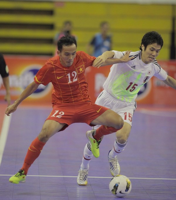 Futsal Việt Nam (áo đỏ) thua đáng tiếc trước Nhật Bản (Ảnh: TTXVN)