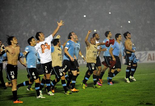 Các cầu thủ Uruguay ăn mừng sau khi trở thành đội thứ 32 dự World Cup 2014 (Nguồn: AFP)