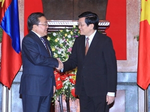 President Truong Tan Sang (right) welcomes Mongolian counterpart Tsakhiagiin Elbegdoji 