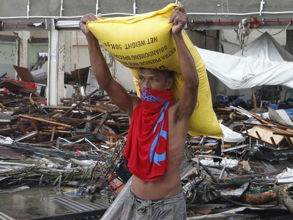 Một người dân Philippines nhận gạo cứu trợ sau siêu bão Haiyan. (Nguồn: Reuters)