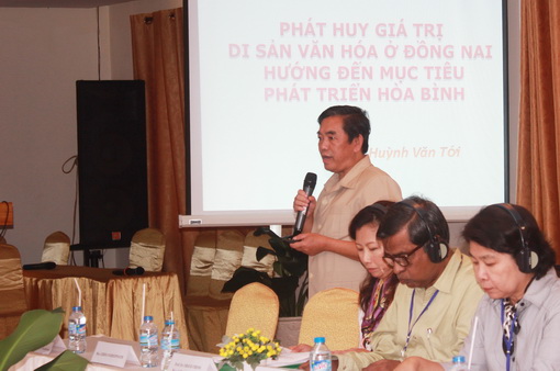 TS. Huỳnh Văn Tới trình bày tham luận tại hội thảo